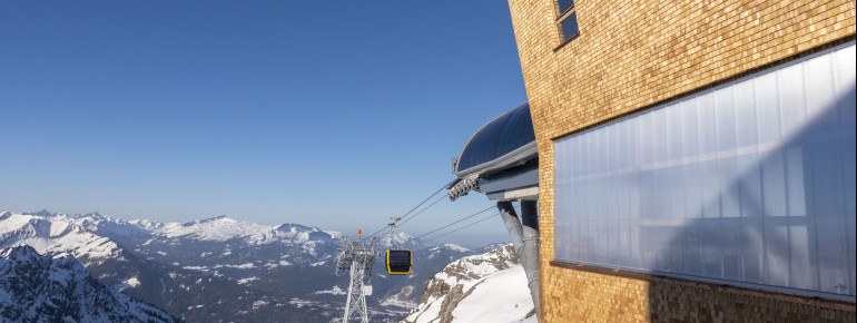 Since 2021, the new 10-seater gondola lift goes up to the Höfatsblick station.