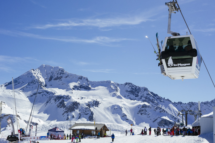 Wintersports enthusiasts are conveyed with 130 lifts.