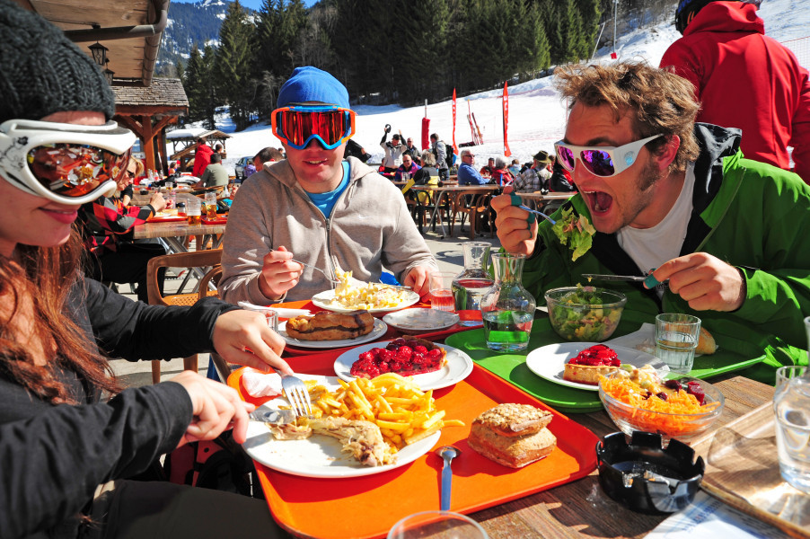 The ski area features 286 ski slopes and 30 terrain parks, serviced by 196 lifts with 99 restaurants on the slopes in total. A paradise for hungry skiers!