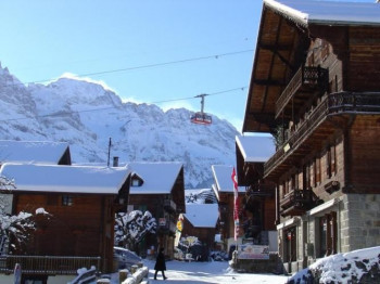 How we would describe Portes du Soleil one sentence? White and wide open ski meadows meet authentic views and charming, traditional village resorts!