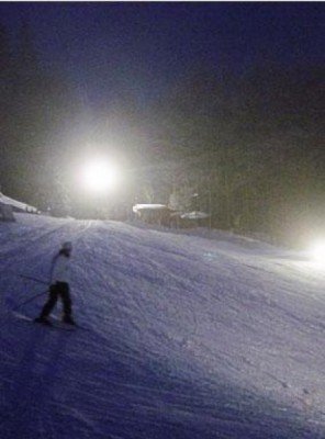 Thanks to the floodlights, skiing is still possible on the Ravensberg even in the evening hours