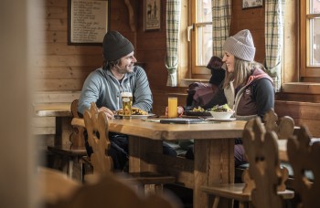 Relaxing breaks on the Reiteralm – rustic mountain huts invite you to stop in and enjoy regional specialties.