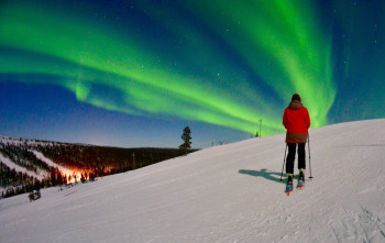 Between September and March, the Northern Lights appear above the horizon in Saariselkä.