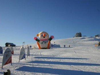 In the Kinderland prospective winter sportsmen learn how to ski