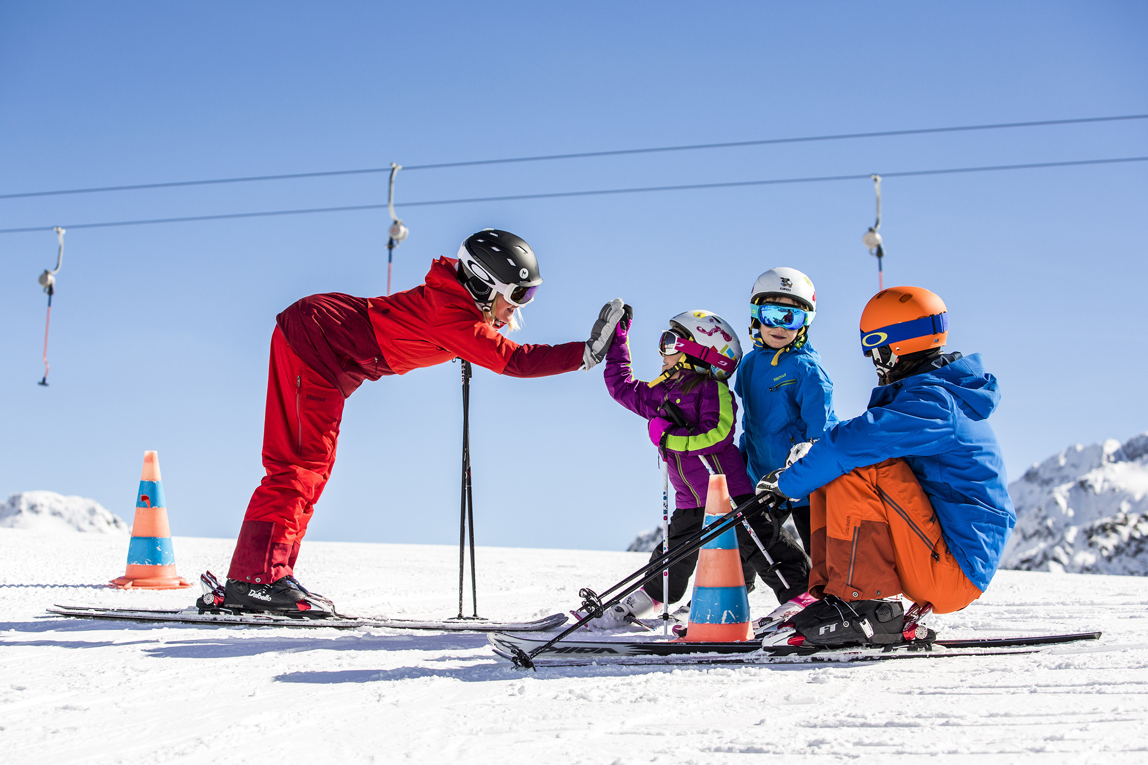 Ski fun. Горнолыжный инструктор. Инструктор по горным лыжам. Горнолыжный спорт семья. Дети на горных лыжах.