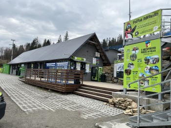 The ticket office is located directly next to the piste at the bottom station.