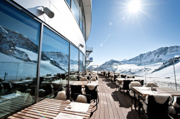 The sun terrace of the Schaufelspitz gourmet restaurant.