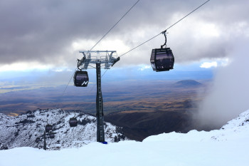 The new 10-passenger gondola Sky Waka leads to the Knoll Ridge Chalet, where the highest restaurant in New Zealand is located at 2020m.
