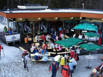 The Arena Treff not far from the valley station invites you to après ski.