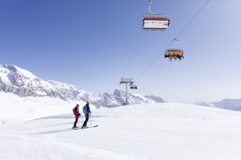 On the groomed slopes in the Zugspitze ski area, both young and old get their money's worth.