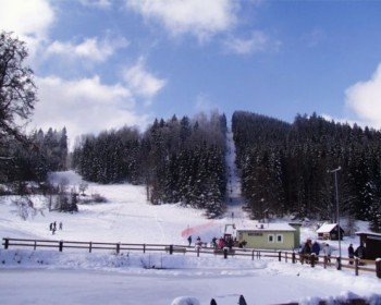 Ein Schlepplift transportiert die Wintersportler hinauf auf den Aichelberg im Waldviertel (Niederösterreich).