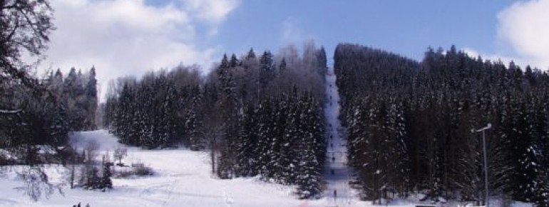 Ein Schlepplift transportiert die Wintersportler hinauf auf den Aichelberg im Waldviertel (Niederösterreich).
