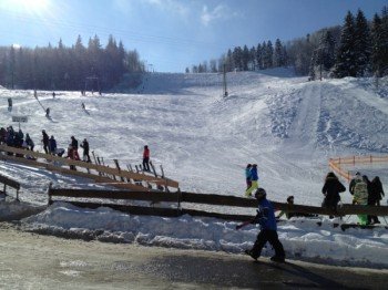 43 Flutlichtstrahler beleuchten werktag-abends beide Abfahrtspisten und den "Schneestern"-Snow-Funpark.