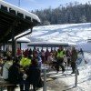 Bei schönem Wetter tummeln sich die Schneesportfreunde auch im Außenbereich des WSV-Vereinsheims Skihaus Schalkental mit seiner Après-Ski-Schneebar.