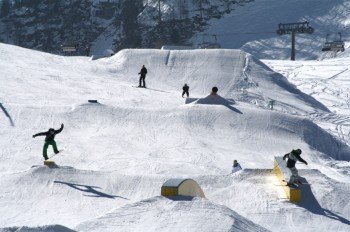 Der Lofi Funline entlang des Family Express sorgt für kurzweilige Abenteuerfahrten für alle Freeskier und Snowboarder
