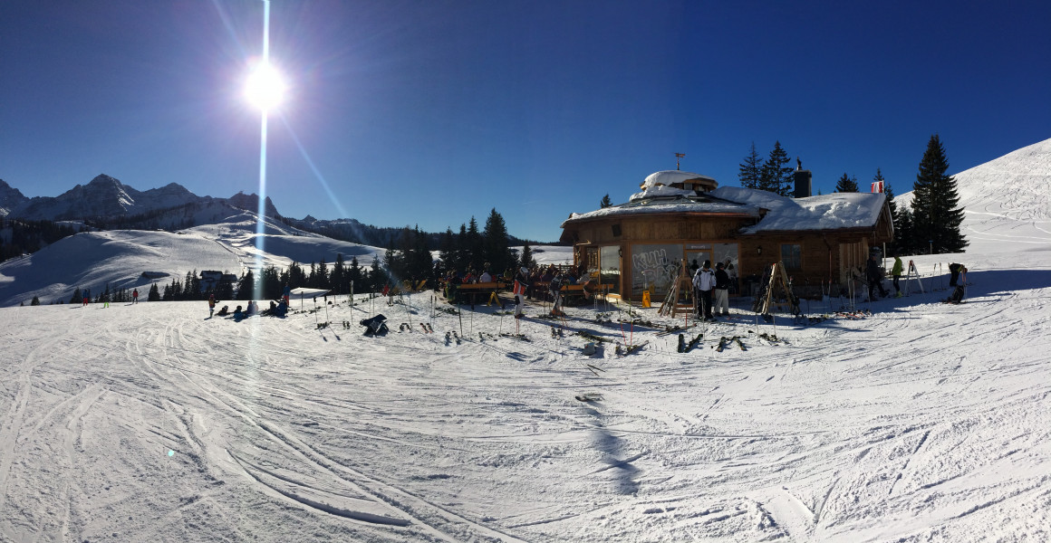 Die Kuh Bar bietet drinnen wie draußen herrliches Après Ski