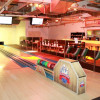 Hauseigene Bowling Lounge mit zwei Bowlingbahnen