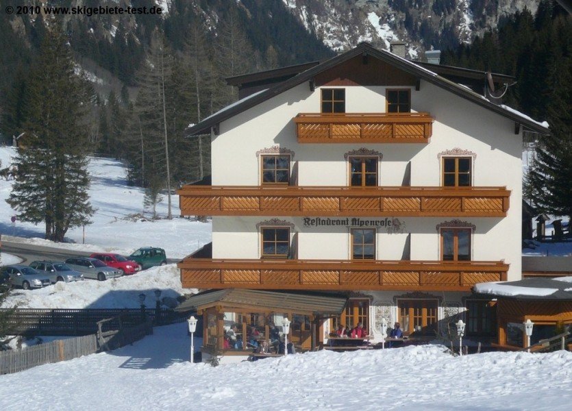 Das Restaurant Alpenrose befindet sich unterhalb der Talstation der Ankogelbahn.
