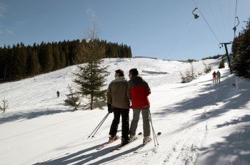 Der Arabichl Schilift transportiert Wintersportler in Kirchberg am Wechsel in Niederösterreich.