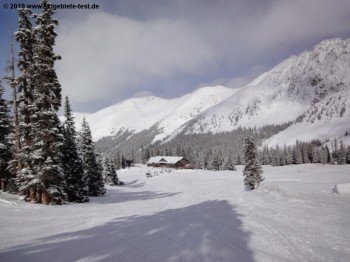 Blick über die Black Mountain Lodge auf die einfacheren Hänge Wrangler und Sundance im unteren Bereich des Skigebiets!