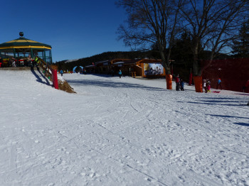 Direkt am ArBär-Kinderland befinden sich Skiverleih, Skidepot und Skischulen.