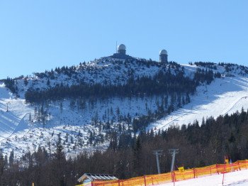 Der höchste Punkt im Skigebiet liegt an der Spitze des Großen Arbers auf etwa 1.450 Metern.