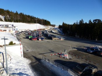 Die Parkplätze sind im gesamten Skigebiet kostenlos.