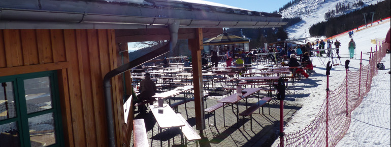 Beim ArBär-Kinderland befindet sich das Thurnhofstüberl mit den meisten Außenplätzen im Skigebiet.