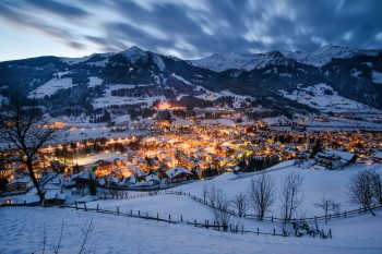 Blick auf Bad Hofgastein in der Abenddämmerung.