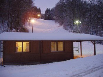 Skifahren ist in Bad Lautersberg dank der Flutlichtanlage auch abends möglich