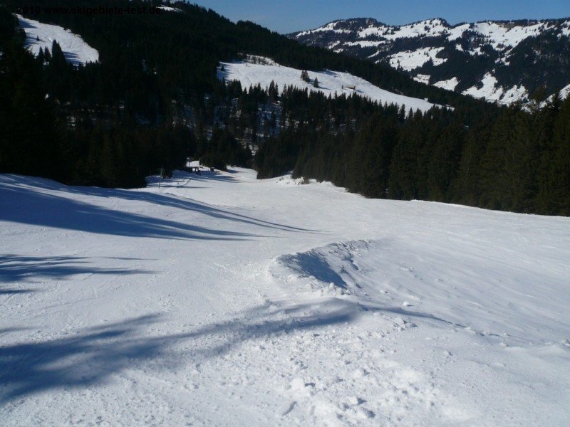 Die längst Abfahrt im Skigebiet ist die Familienabfahrt Nr. 5. Sie führt von der Bergstation der Schelpenbahn auf einer durchgängig blau markierten Piste zurück ins Tal.