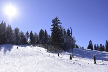 Der Skilift am Barmsee bietet ideale Voraussetzungen, um das Skifahren in entspannter Atmosphäre zu erlernen.