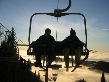 Mehrere Skilifte befördern die Wintersportbegeisterten zu den Pisten.