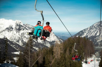Die GÖTSCHENKOPFBAHN (3er-Sessel) bringt die Wintersportler bequem zur Bergstation