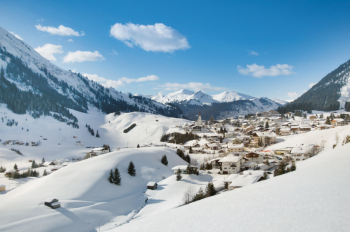 Idyllisch und trotzdem gut erreichbar über die Fernpassbundesstraße liegt das Dorf Berwang im Bezirk Reutte.