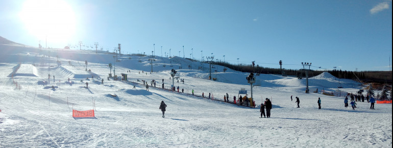 Familien fühlen sich durch das breite Angebot im Skigebiet Winsport sehr wohl.