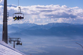 Die Gondel bringt die Wintersportler von Cerkije na Gorenjskem in den oberen Teil des Skigebiets. Hier transportieren 7 Sessellifte und 3 Schlepplifte die Besucher.