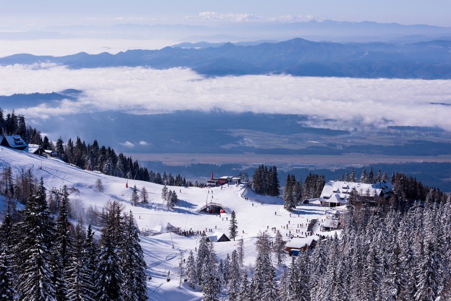Das Tiha dolina Plateau bildet das Zentrum des Skigebiets.