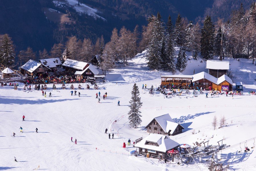 Sieben Bergrestaurants und Hütten stehen zur Mittagspause oder zur Einkehr auf einen Kaffee im Skigebiet zur Verfügung.