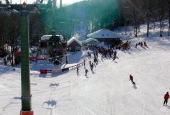 Das Skigebiet bietet blau und rot markierte Skipisten.