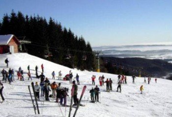 Das Skigebiet liegt auf einer Höhe von 620 bis 865 Meter.