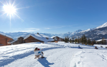 Neben dem Skifahren locken Rodelbahnen für alle Winterurlauber