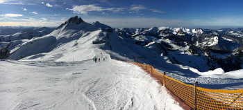 Die Verbindung zwischen den Teilgebieten: Die Piste 13 führt von der Bergstation Hohe Wacht in Damüls zur Bergstation der Gipfelbahn aus Mellau.