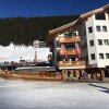 Im Ortsteil Uga laden direkt an der Talstation gleich zwei Après-Ski-Lokale zum Absacker nach dem Skifahren ein.