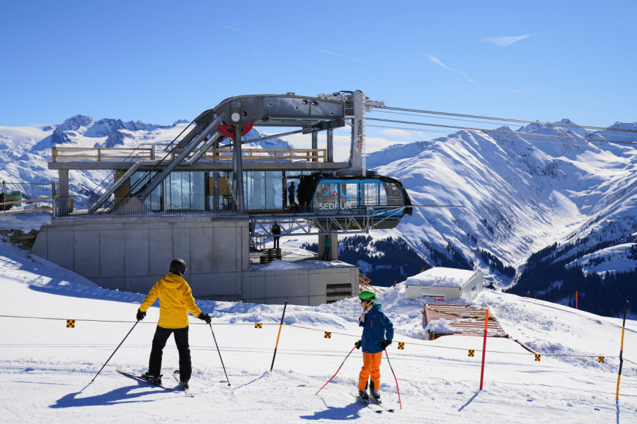 Die Pendelbahn Cuolm da Vi führt von Sedrun ins Skigebiet.
