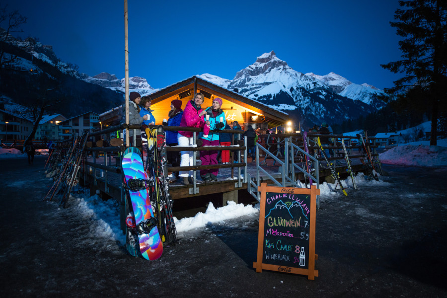 Den Skitag mit einem Drink ausklingen lassen kann man im Chalet an der Talstation.