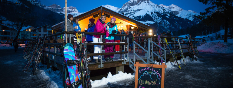 Den Skitag mit einem Drink ausklingen lassen kann man im Chalet an der Talstation.