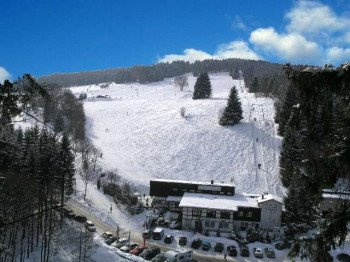 Das Luftbild zeigt den Überblick über das gesamte Skigebiet am Eschenberg.