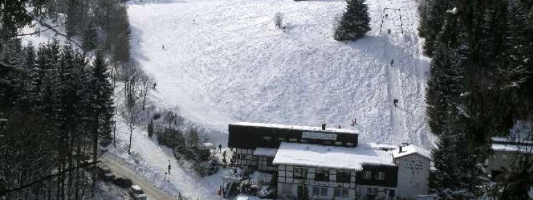 Das Luftbild zeigt den Überblick über das gesamte Skigebiet am Eschenberg.