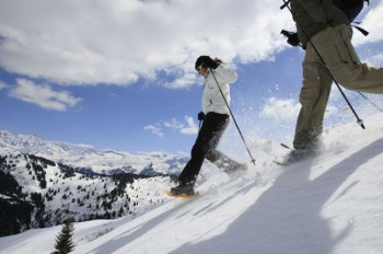Auf Schneeschuhtouren kannst du die winterliche Landschaft erkunden.